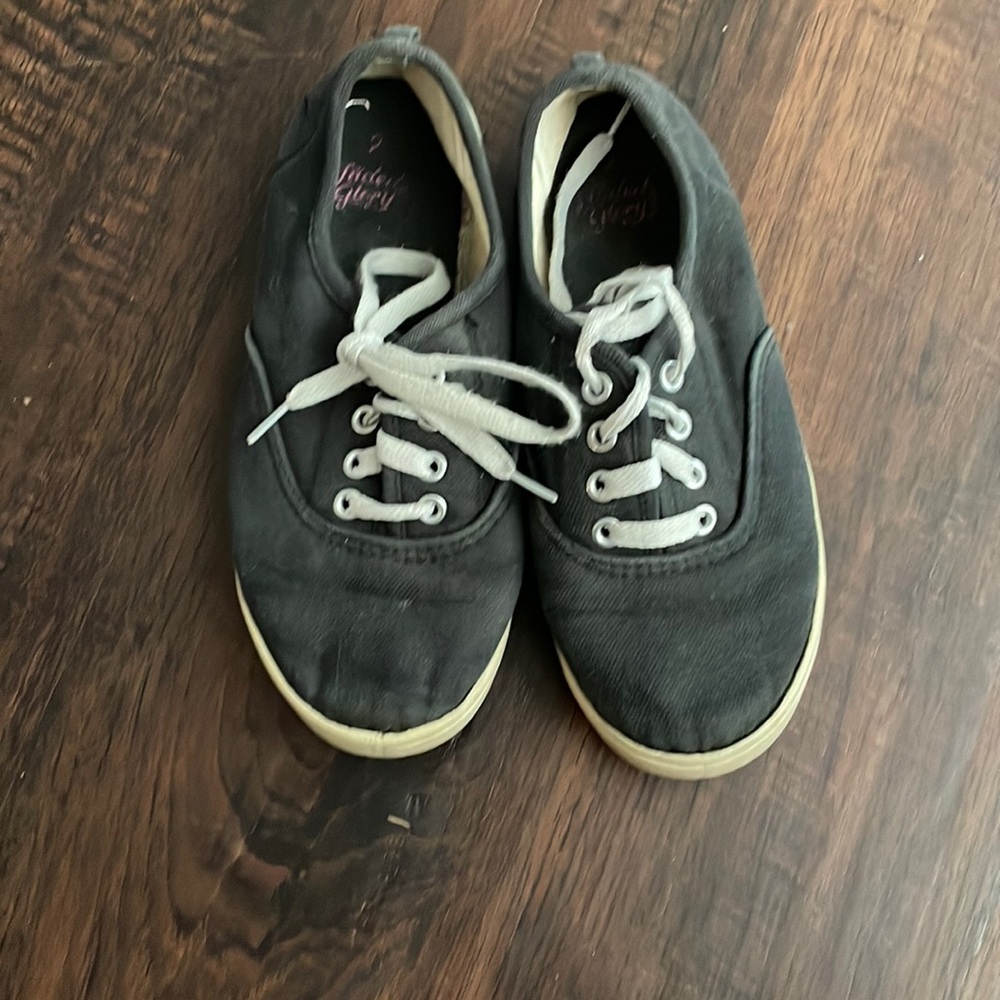 Girls play shoes!